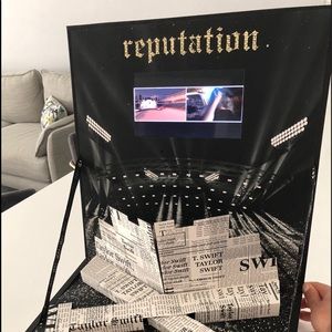 Taylor Swift Reputation VIP Collectors Box